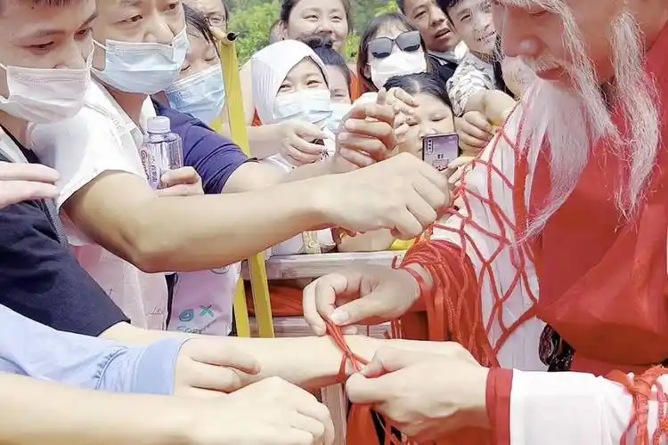 月老"下凡"牵红线,红绳一系牵良缘,观音山愿有情人终成眷属-其他视频