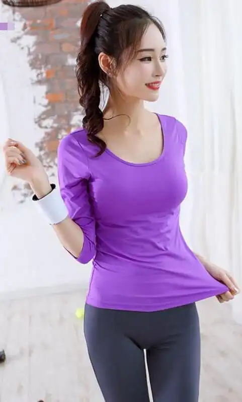 美丽健美裤美女凸显出苗条的身材女人知性美