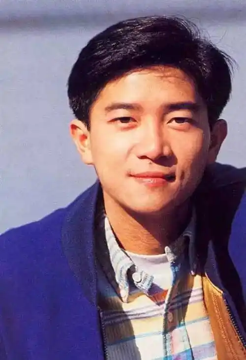 果然,能驾驭紫色的都不是一般人.陈百强,贵公子一枚,气质儒雅,斯文.