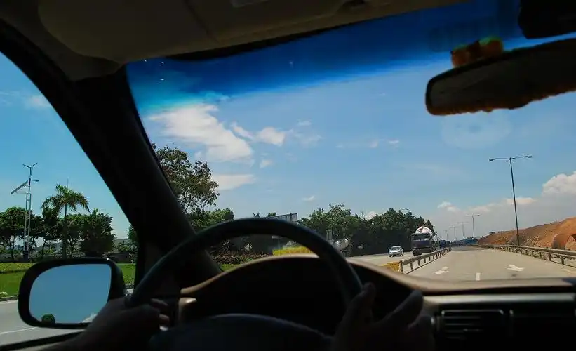 车内污染车内异味的来源很复杂,但是汽车贴膜的影响不可小视,很多劣质