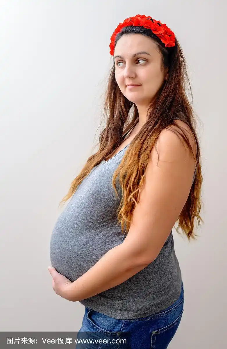 抱着肚子的漂亮孕妇