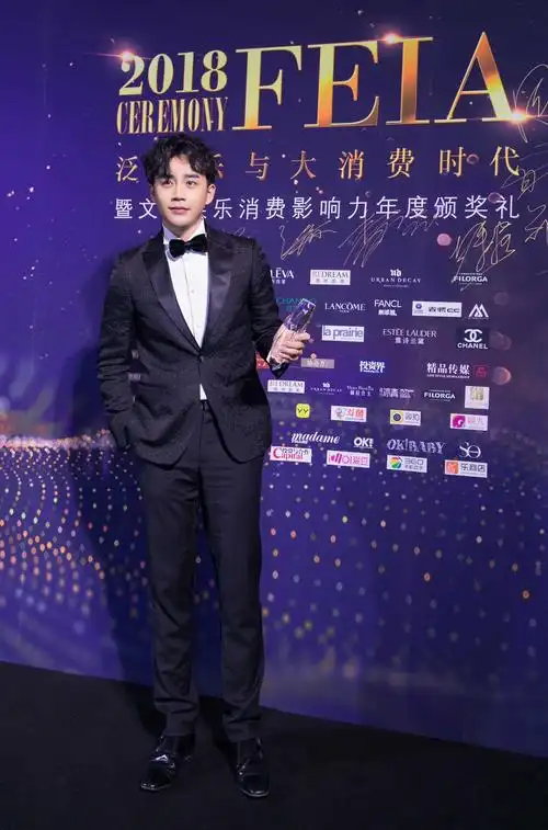 李茂绅士亮相颁奖盛典 获"年度风尚风格男艺人"_tom明星