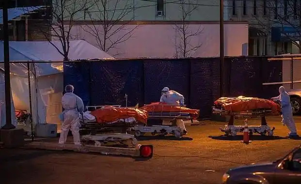 美国太平间已经全部满了房车内也放满了尸体民众家人去世很长时间才