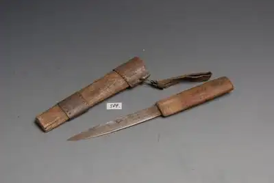 现代柳叶形木柄猎刀基本信息名  称:现代柳叶形木柄猎刀民  族:鄂伦春