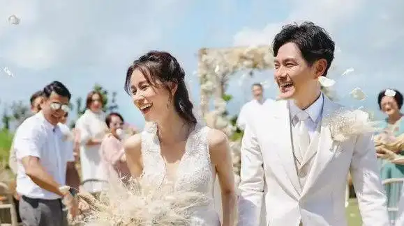 tvb黄翠如萧正楠婚礼照曝光!甜蜜拥吻表白:下辈子再约定.