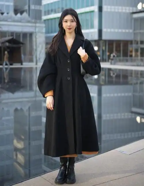 黑色大衣搭配小白鞋好看吗(大衣千万别配小白鞋)(10)