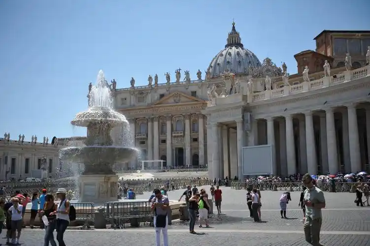 梵蒂冈和意大利所谓的交界就只有一个栏杆,半个人高,进去就是梵蒂冈了