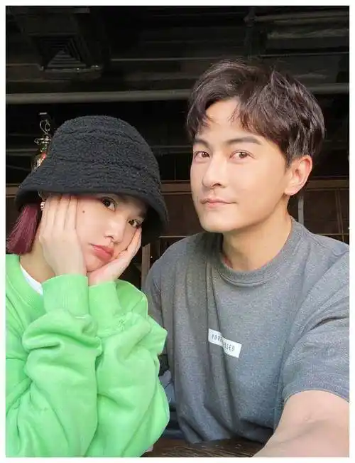 杨丞琳晒与郑元畅合照,脸部浮肿用手遮肥,还亲昵叫郑元畅小宝贝_工作