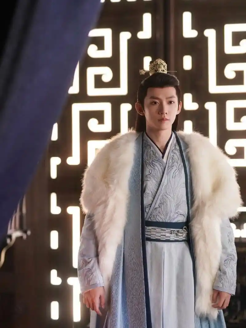 十七,身穿粗布麻衣, 但依然散发着无尽的魅力, 他的气质哪里像乞丐?