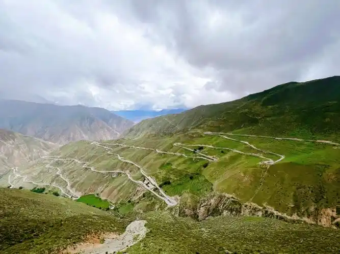 川藏线318国道上的怒江72拐