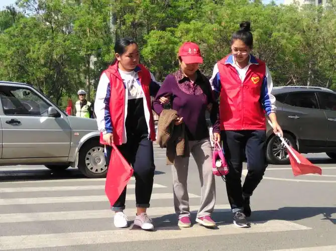 搀扶行动不便的奶奶过马路,奶奶的笑容暖暖的,同学们的心里暖暖的.