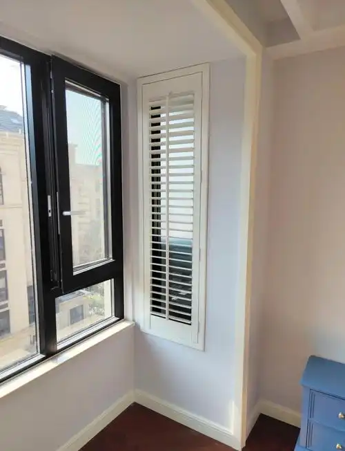 为了美观,我们定制了实木百叶窗,效果非常棒! 2