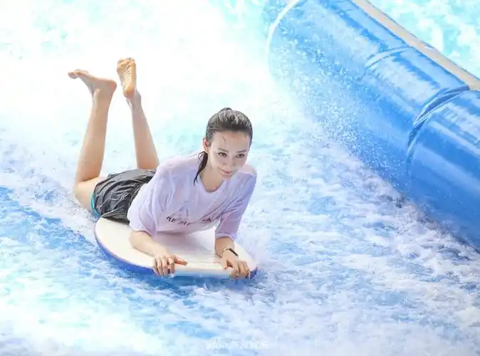 满屏都是大长腿 王鸥素颜下水表情搞怪