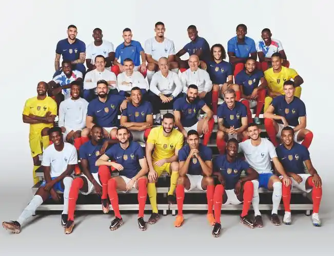 本届法国国家队(图源:法国男足官方)法国本土居民抱怨移民过多,侵占了
