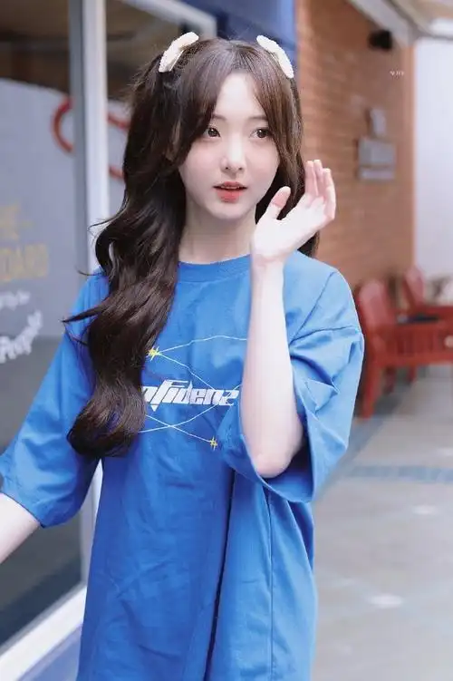 造型##郑乃馨卷发#郑乃馨上班饭拍,蓝色t恤公主卷发造型,好甜的nene啊