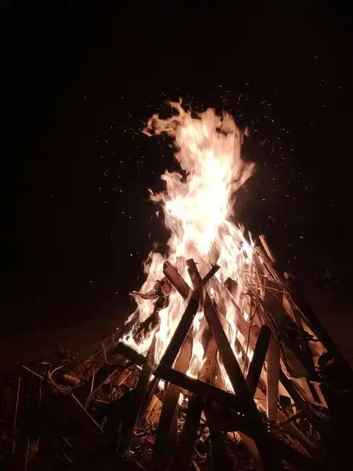 一夜篝火狂欢纵情烟火体验快乐生活