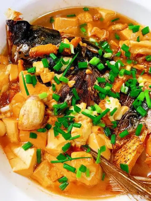 红烧鱼头豆腐,肉质滑嫩,汤汁浓郁,能多吃下两碗米饭的下饭菜!