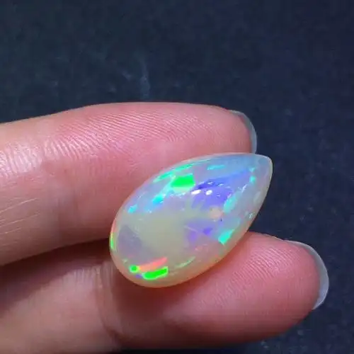 特价13.6克拉水滴形天然白欧泊石随着角度变化呈红黄蓝绿等颜色