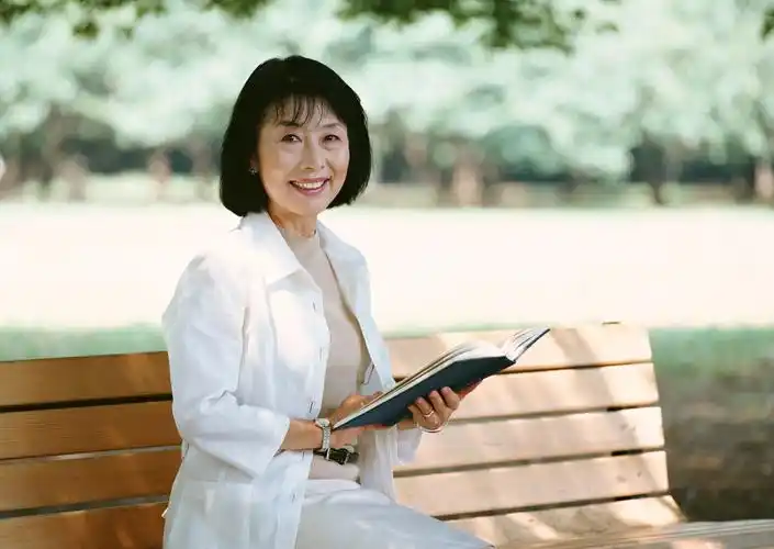 老年夫妻外景图片情侣老年人夫妻休息郊游