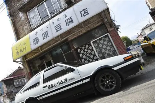 熊猫配色,"藤原豆腐店"的贴纸,还有渡边八爪鱼的黑色轮圈都是经典元素