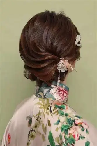 波纹气质盘发 清新花鸟旗袍造型