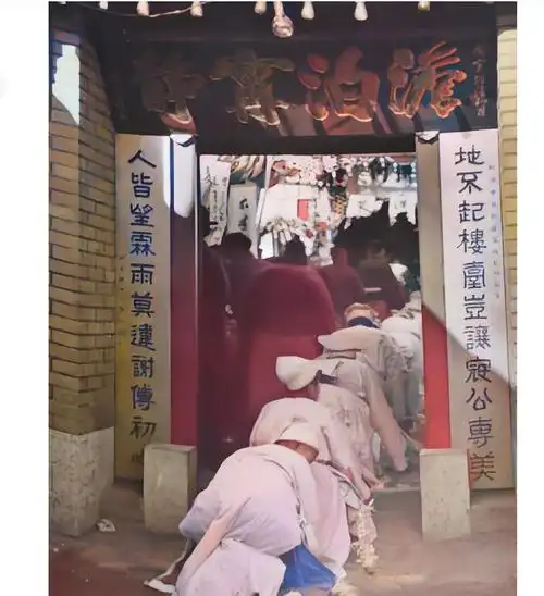 张作霖葬礼的现场照片,孝子贤孙们跪成一条长长的队伍|陵墓|张学良