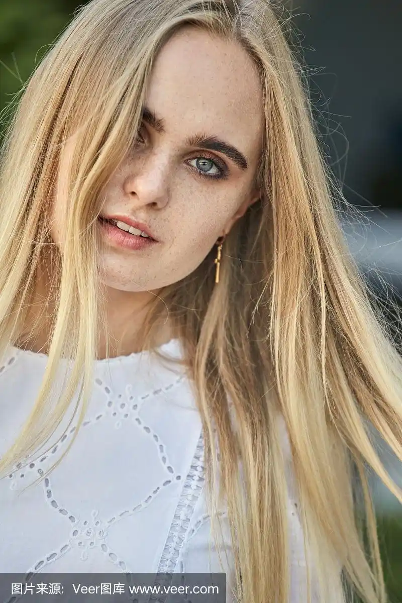 漂亮的金发女孩