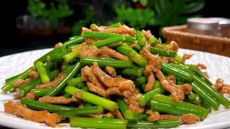 蒜苔炒肉不要直接下锅,炒前多加一步,肉丝鲜香,蒜苔脆嫩又入味