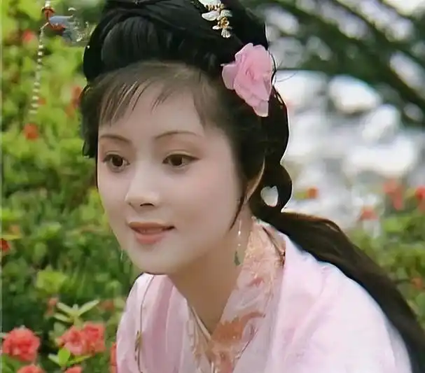 薛宝钗张莉晒近照,58岁未婚独居加拿大别墅,被人造谣为"爱妻"