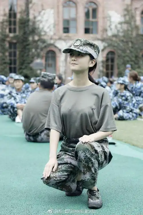 军训女教官颜值高,对同学的要求更高!