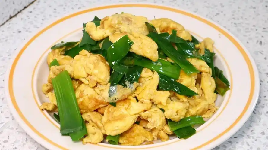 大葱炒鸡蛋这样做才更好吃,我家三天两头就吃,比大鱼大肉还香