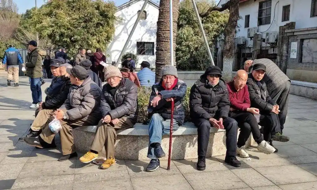 《公园一角--晒太阳的老人》作者:吴玉云《红绿灯下》作者:李杰《姐妹