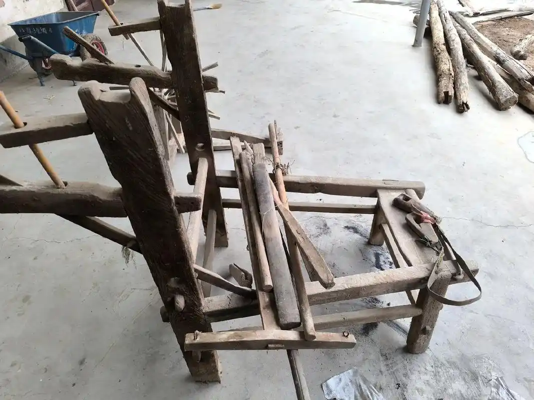 看着有童年记忆的老织布机,想起以前的景像浮现于胀前.