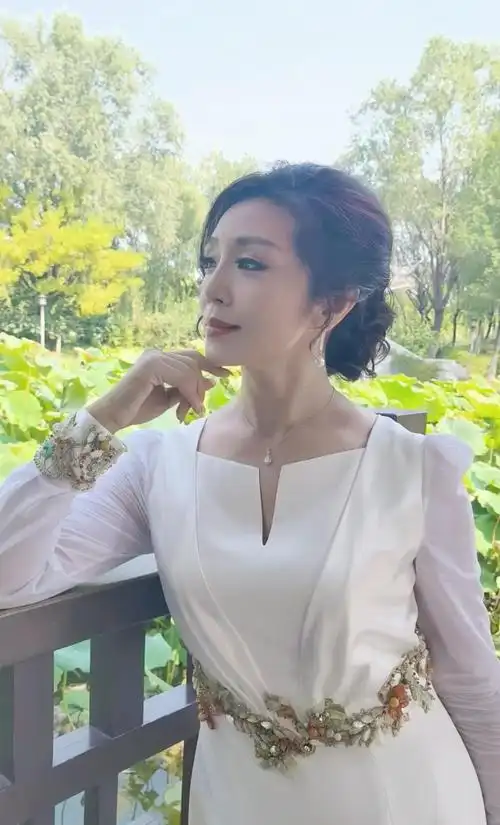 57岁李丹阳近照似冻龄,穿收腰裙凹凸有致,至今未婚没孩子成遗憾