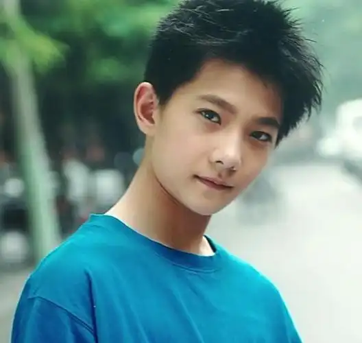 杨洋"初中合影"流出,被四个女生紧紧围着,从小就是人生巅峰