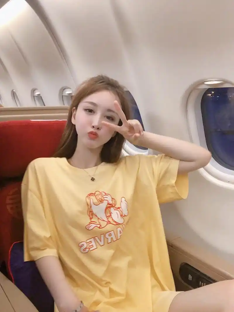 网红赵梦玥发自拍了,气质清新唯美,网友:那个男人看上去还不错