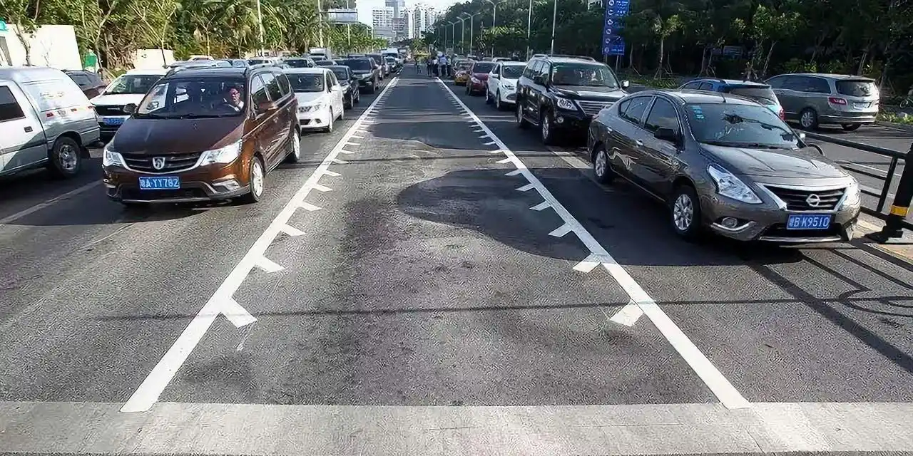 不知道"锯齿车道"怎么走咋办?看看老司机怎么说