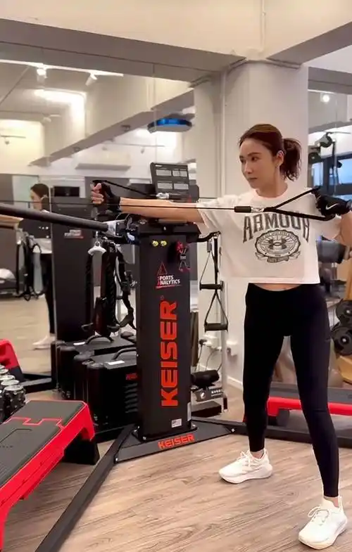 52岁黎姿56岁吴婉芳看过这些阔太近照终于懂得什么叫岁月不败美人