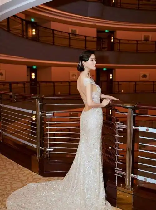 田海蓉赴巴黎看秀,一身黑色连体裤简洁利落,贵妇气质很明显_女生_礼服