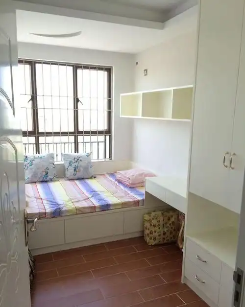 现代简约四居室卧室榻榻米装修效果图