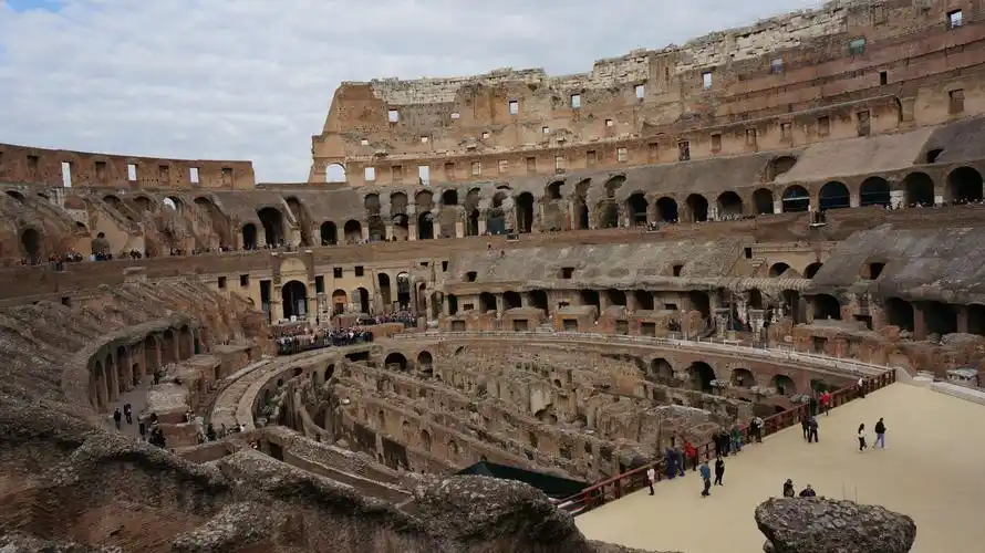 复原了一部分,不包含在门票中平台. 罗马斗兽场