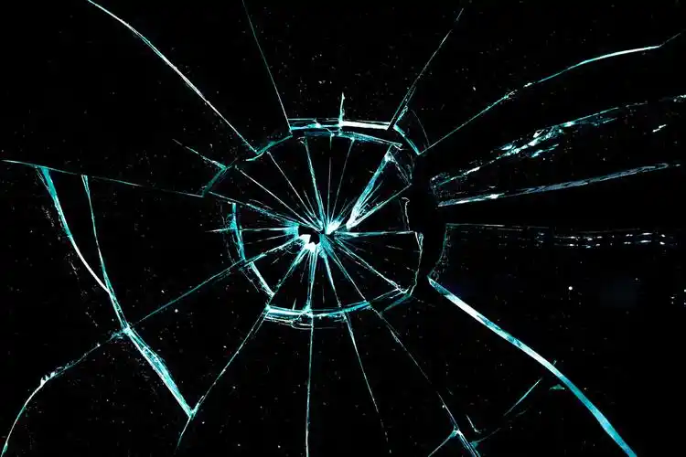 破碎的弹孔玻璃背景高清图片