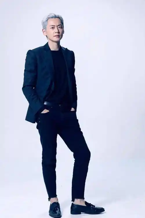 成为拼命三郎,照片中虽然张振朗比较"时尚",不过身上的肌肉还是十分