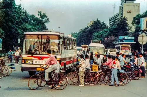 上世纪九十年代末,南门口红旗大道转盘处的人行通道路口,骑自行车的