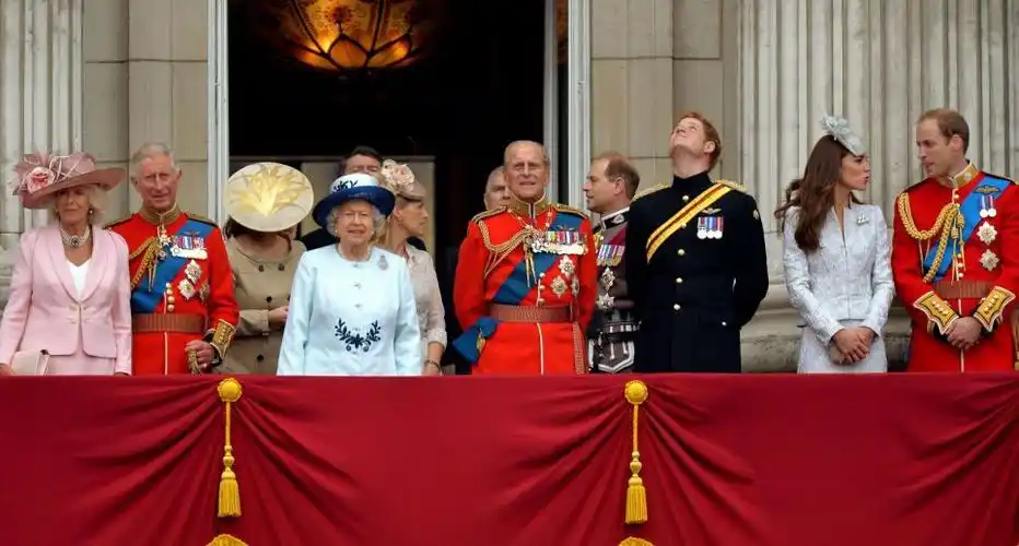 英国女王过93岁生日轰动全球,她一生最爱佩戴的首饰是什么?