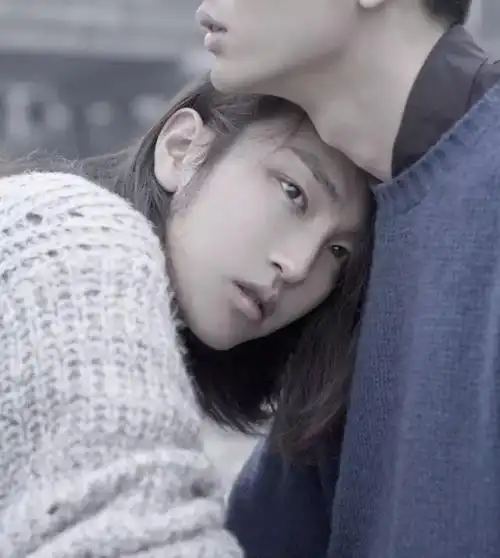 也可以化成小鸟依人的小女生,眼角眉梢全是幸福的温情.