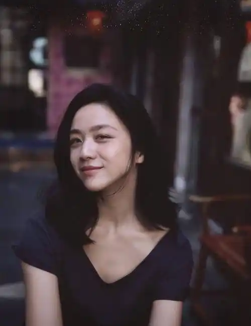 不仅如此,面对"偷拍"的粉丝,汤唯还热情地主动打招呼.虽然完全素颜