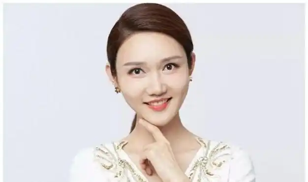 她就一头扎进了南京的电视圈,迅速成为《直播南京》的当红主持人