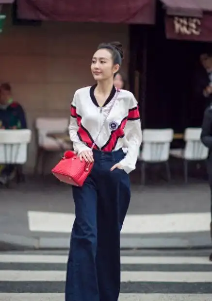 王鸥真不像广西女孩,穿白色上衣配阔腿裤街拍,170身材不输超模