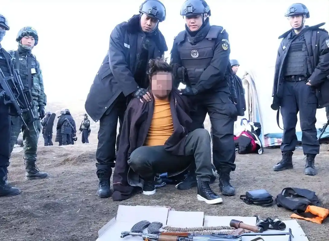 "不怕阎王的人"罗登:曾欲抓枪与民警对峙,被抓时身边坐一女子